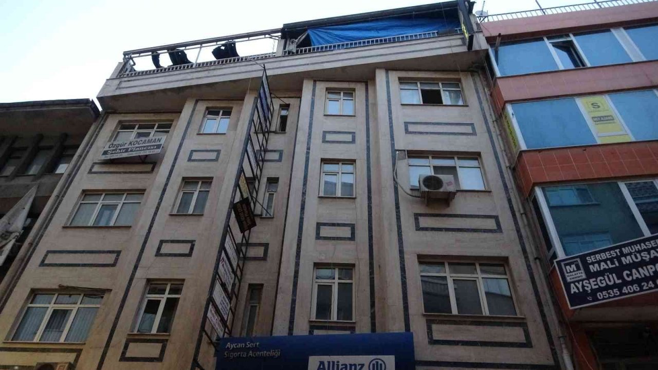 Satırlı saldırıya uğrayan genç ağır yaralandı