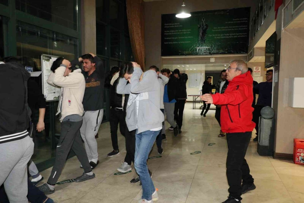 Manisa’da GSB yurtlarında "Deprem Anı, Çök Kapan Tutun ve Tahliye" tatbikatı