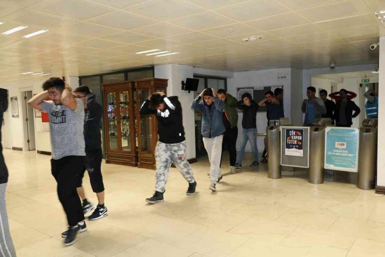 Manisa’da GSB yurtlarında "Deprem Anı, Çök Kapan Tutun ve Tahliye" tatbikatı