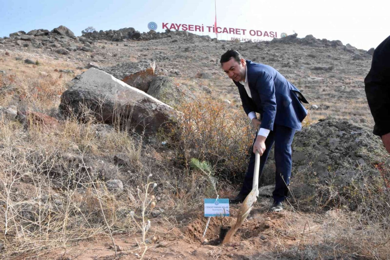 KTO yönetimi Hatıra Ormanı’na fidan dikti