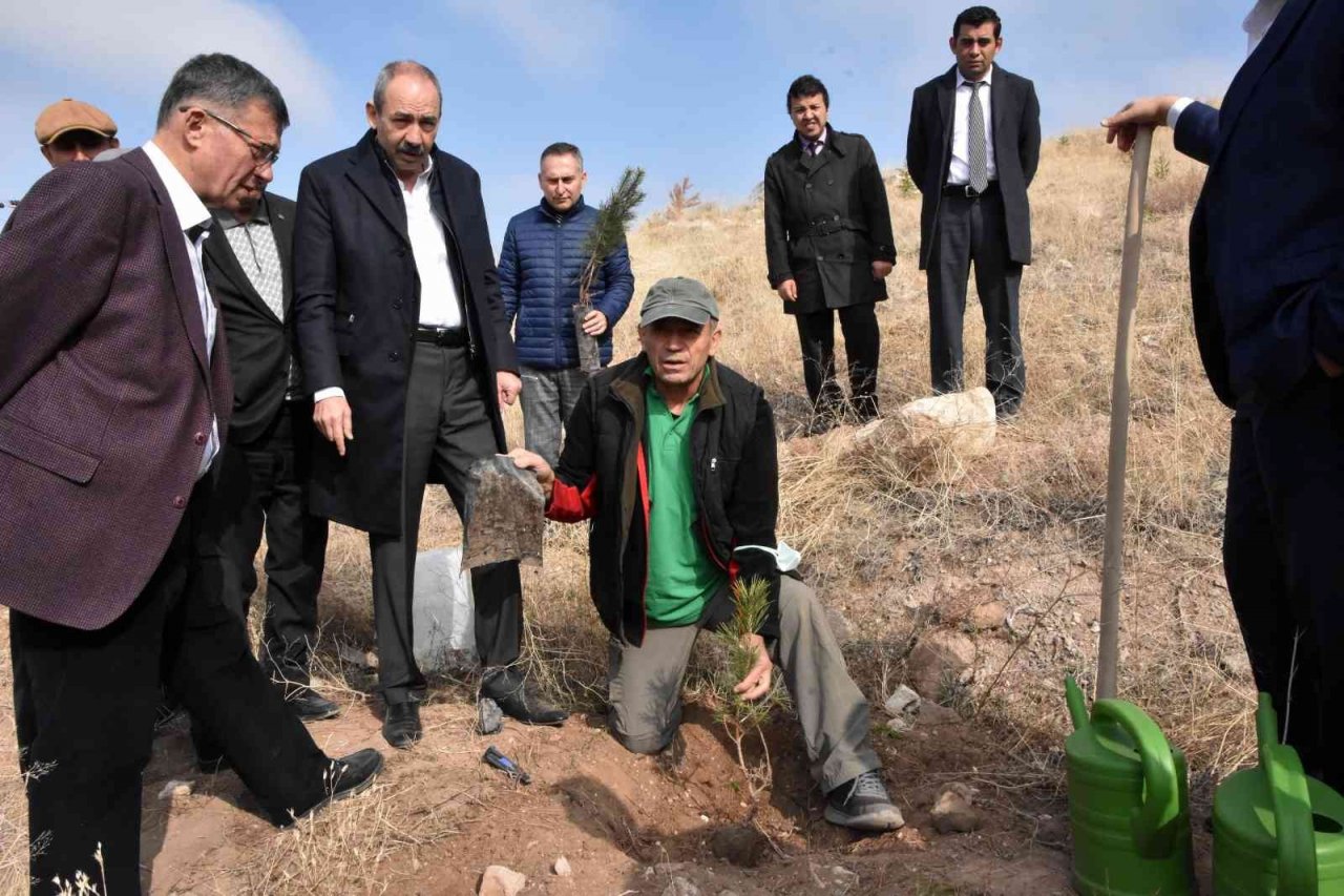 KTO yönetimi Hatıra Ormanı’na fidan dikti