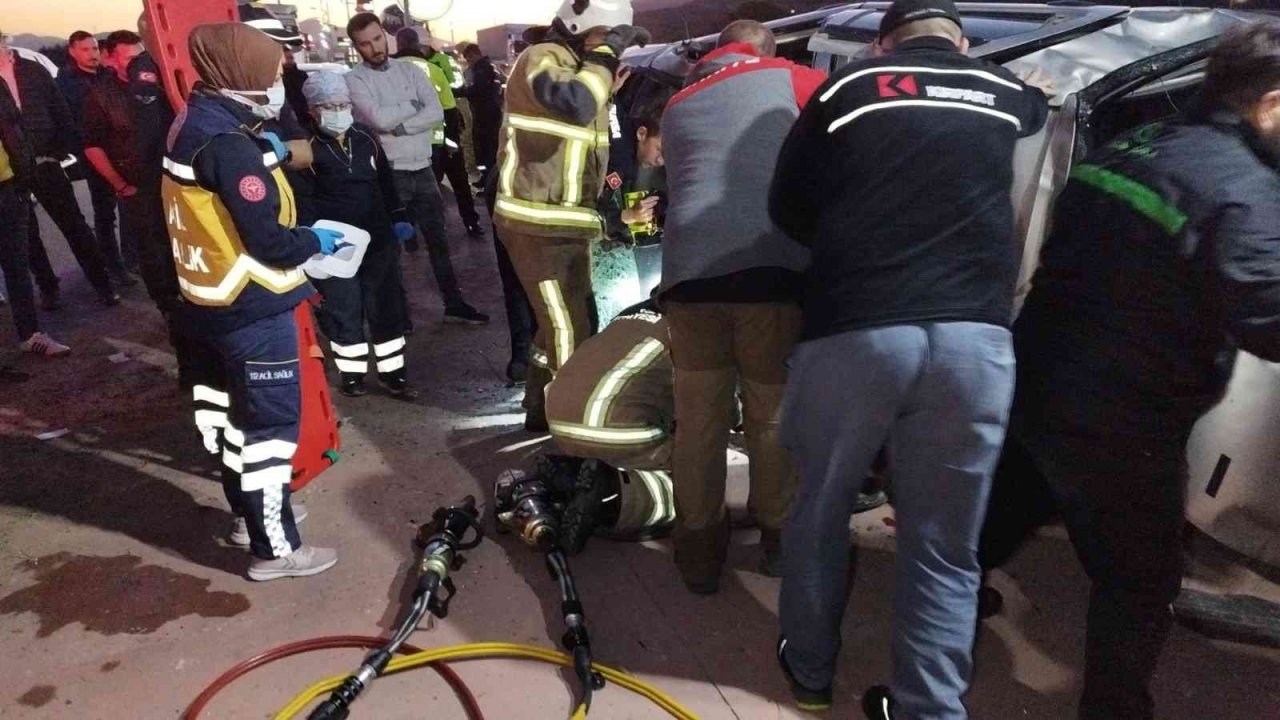 Kontrolden çıkıp takla atan otomobil park halindeki araçlara çarptı