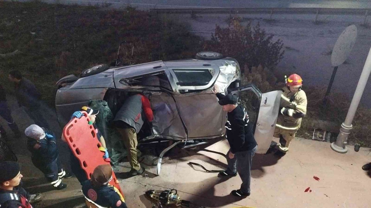 Kontrolden çıkıp takla atan otomobil park halindeki araçlara çarptı