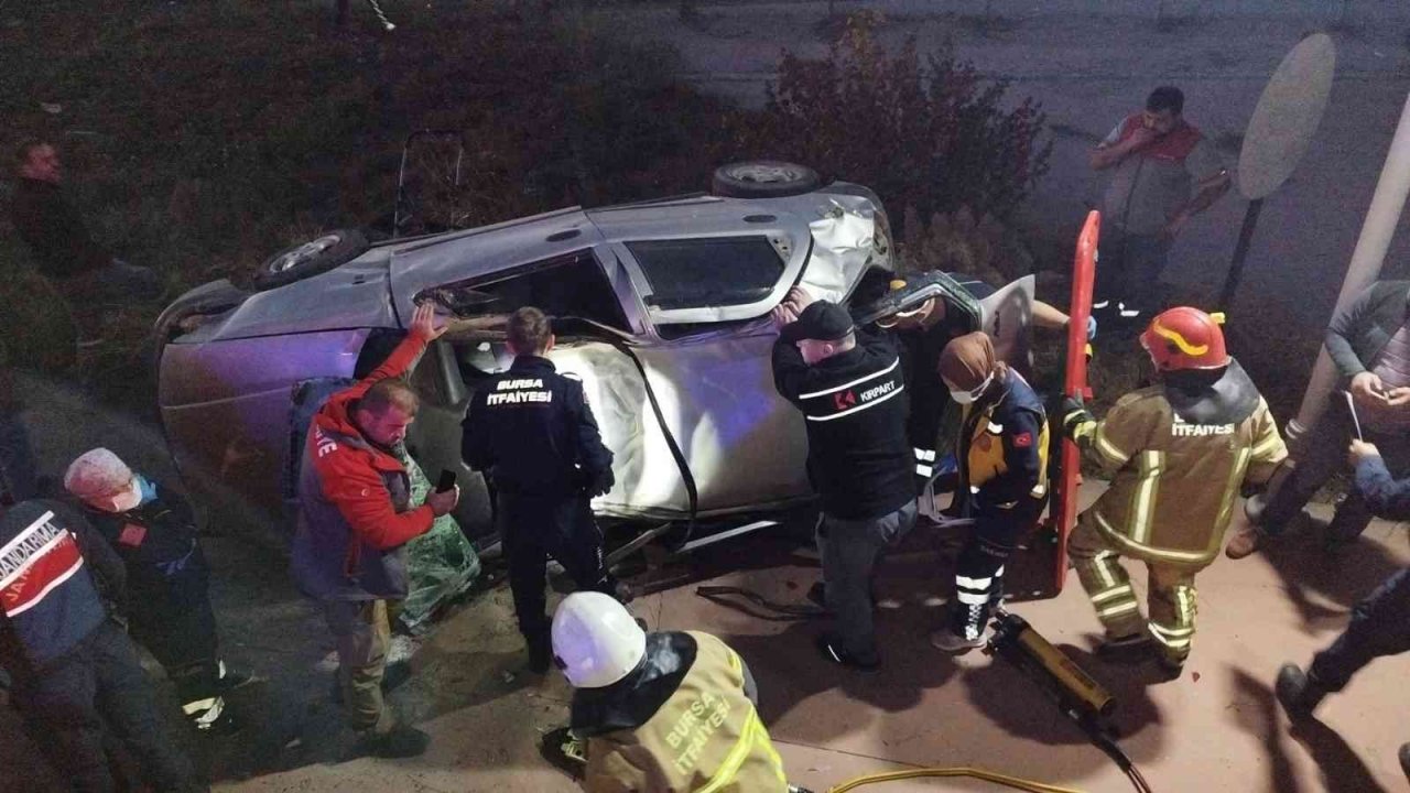 Kontrolden çıkıp takla atan otomobil park halindeki araçlara çarptı