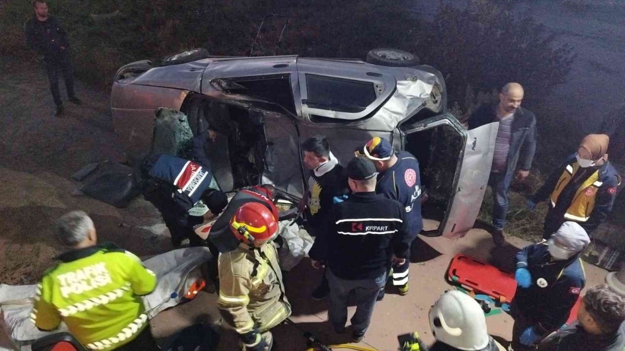 Kontrolden çıkıp takla atan otomobil park halindeki araçlara çarptı