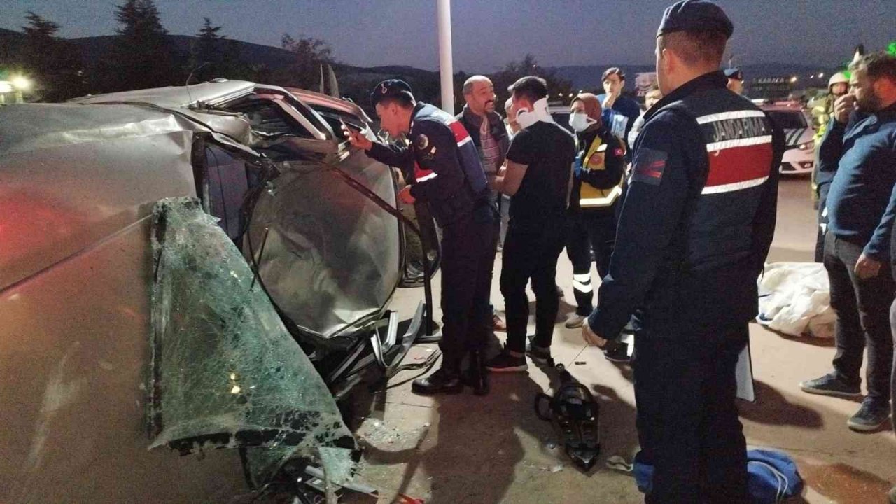 Kontrolden çıkıp takla atan otomobil park halindeki araçlara çarptı