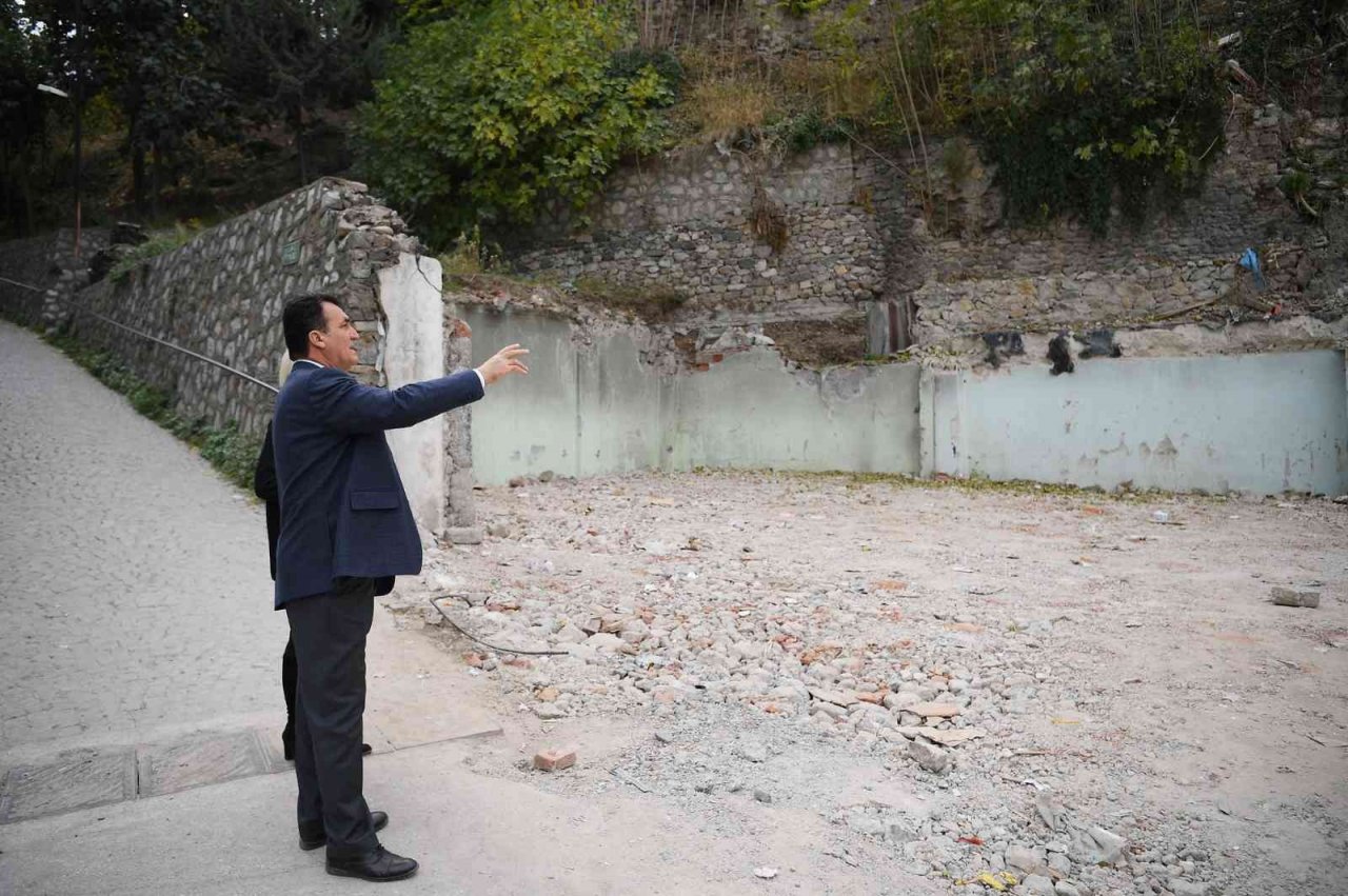 Bursa’da binalar yıkılıyor, tarihi surlar ortaya çıkıyor