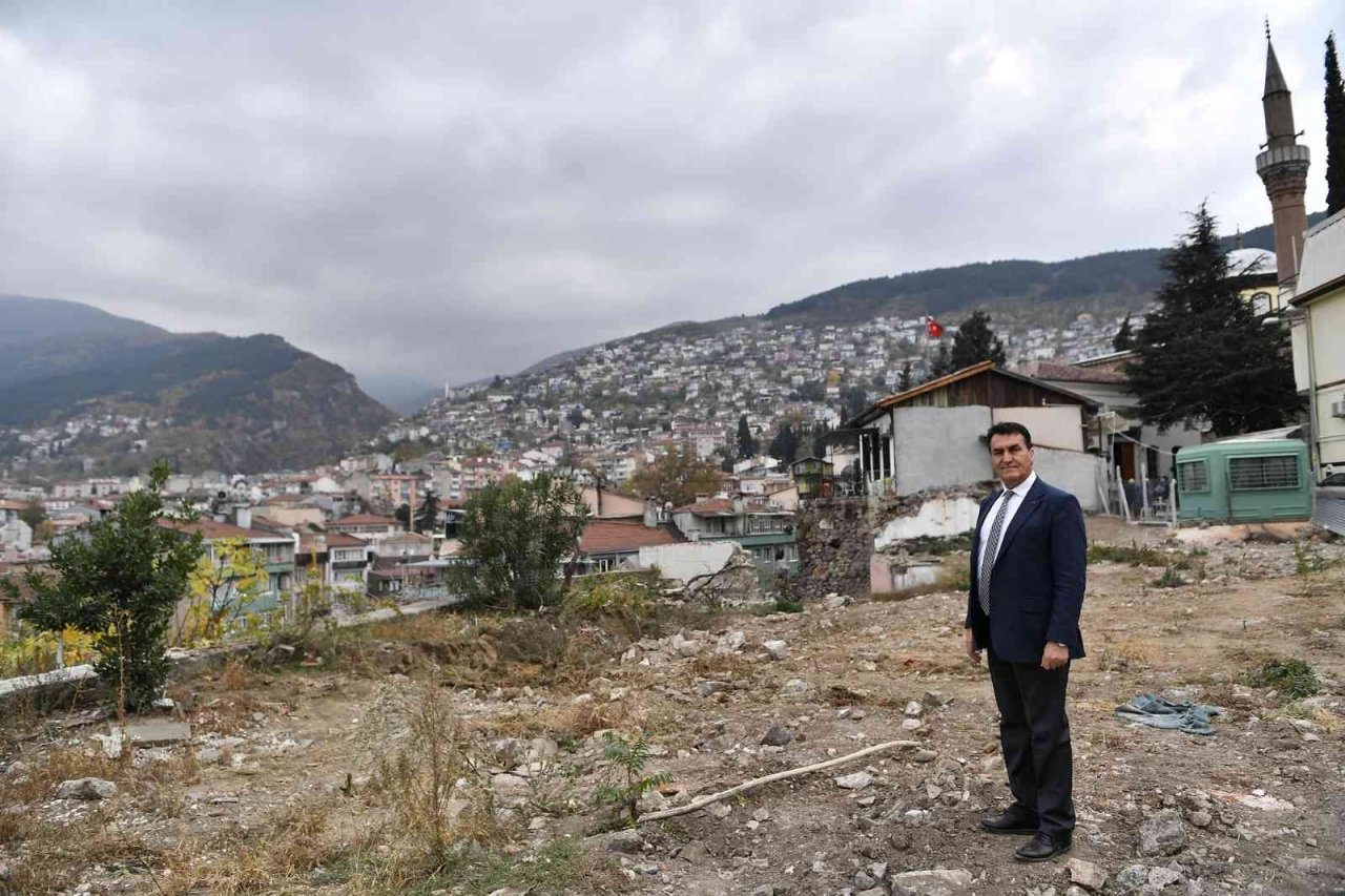 Bursa’da binalar yıkılıyor, tarihi surlar ortaya çıkıyor