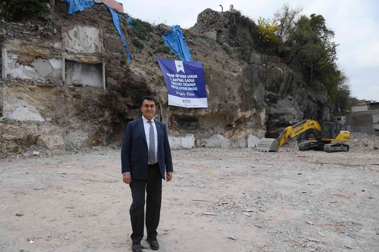 Bursa’da binalar yıkılıyor, tarihi surlar ortaya çıkıyor