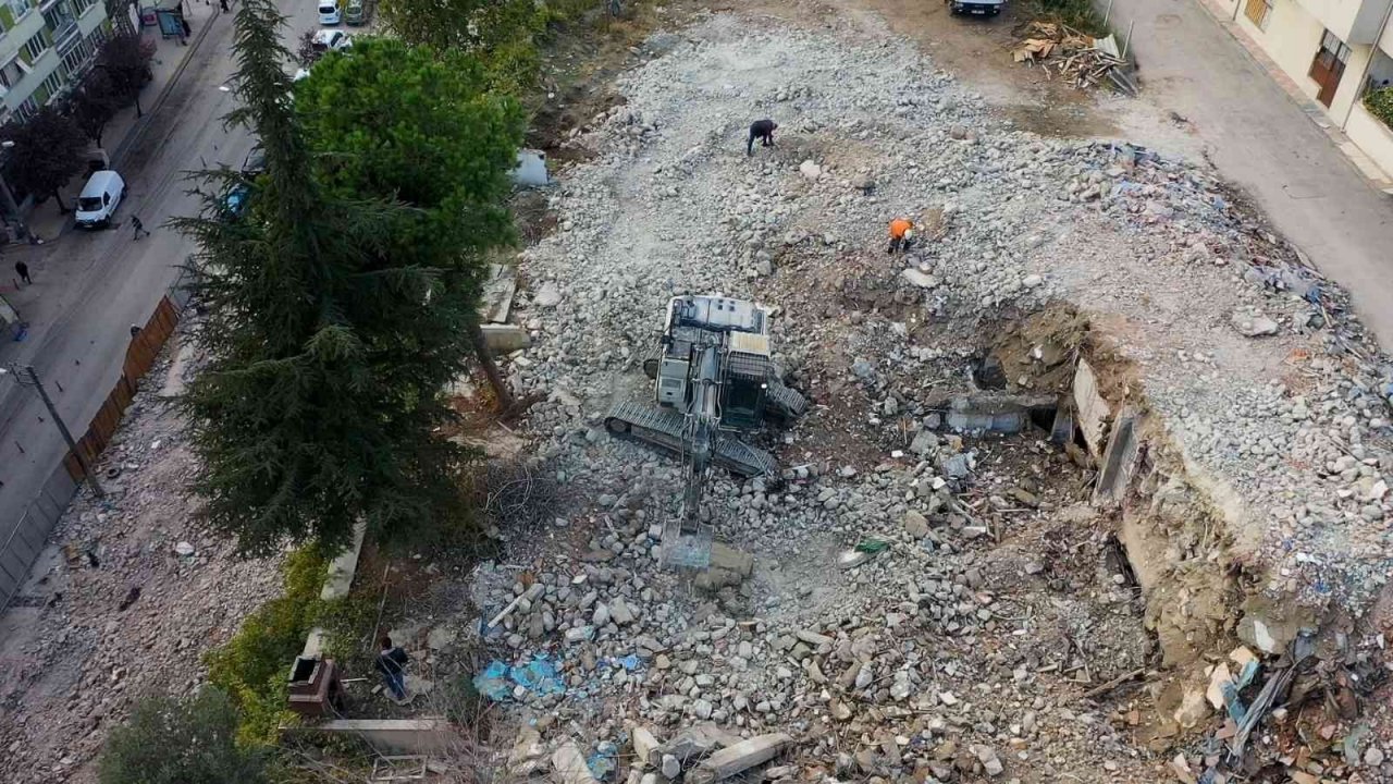 Bursa’da binalar yıkılıyor, tarihi surlar ortaya çıkıyor
