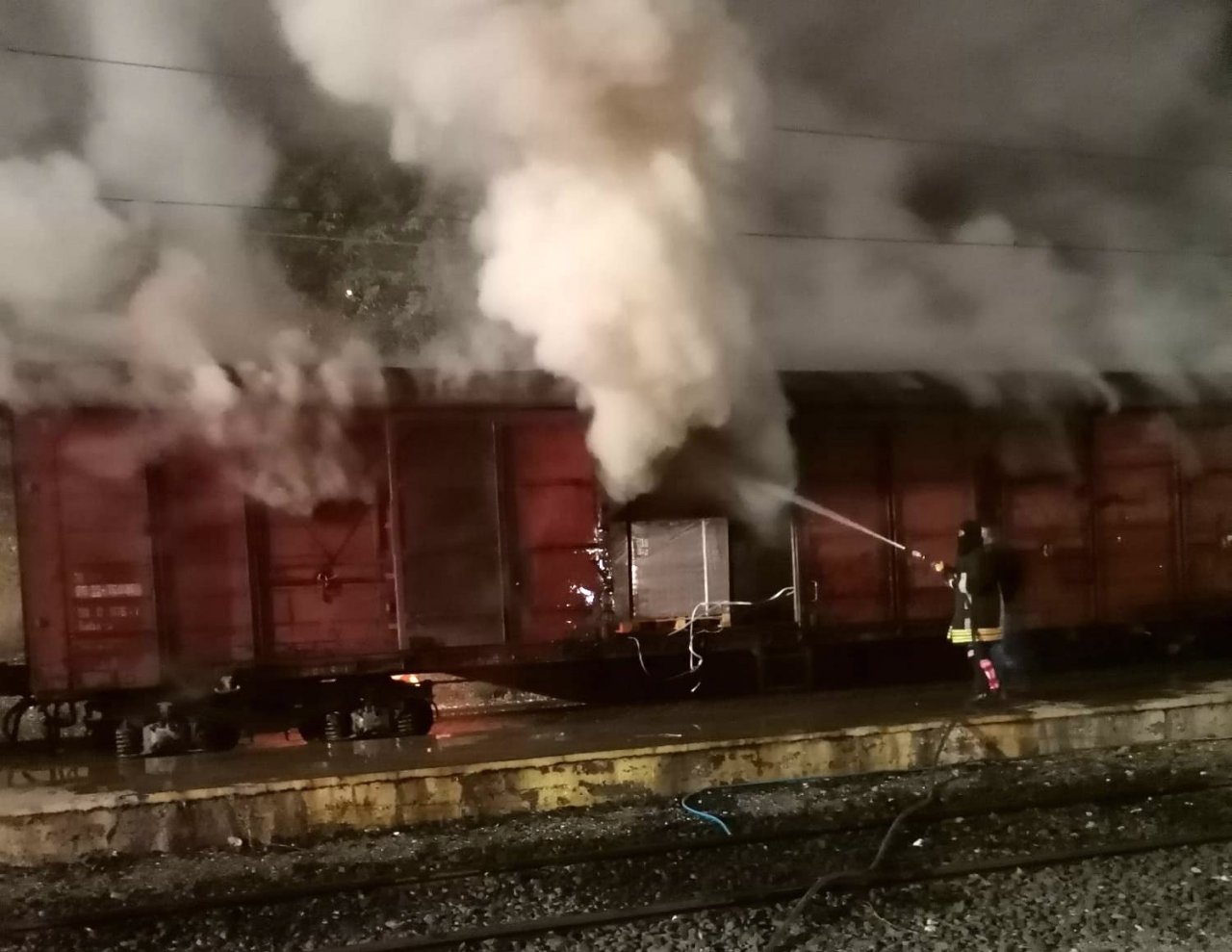 Osmaniye’de parke yüklü vagon yandı