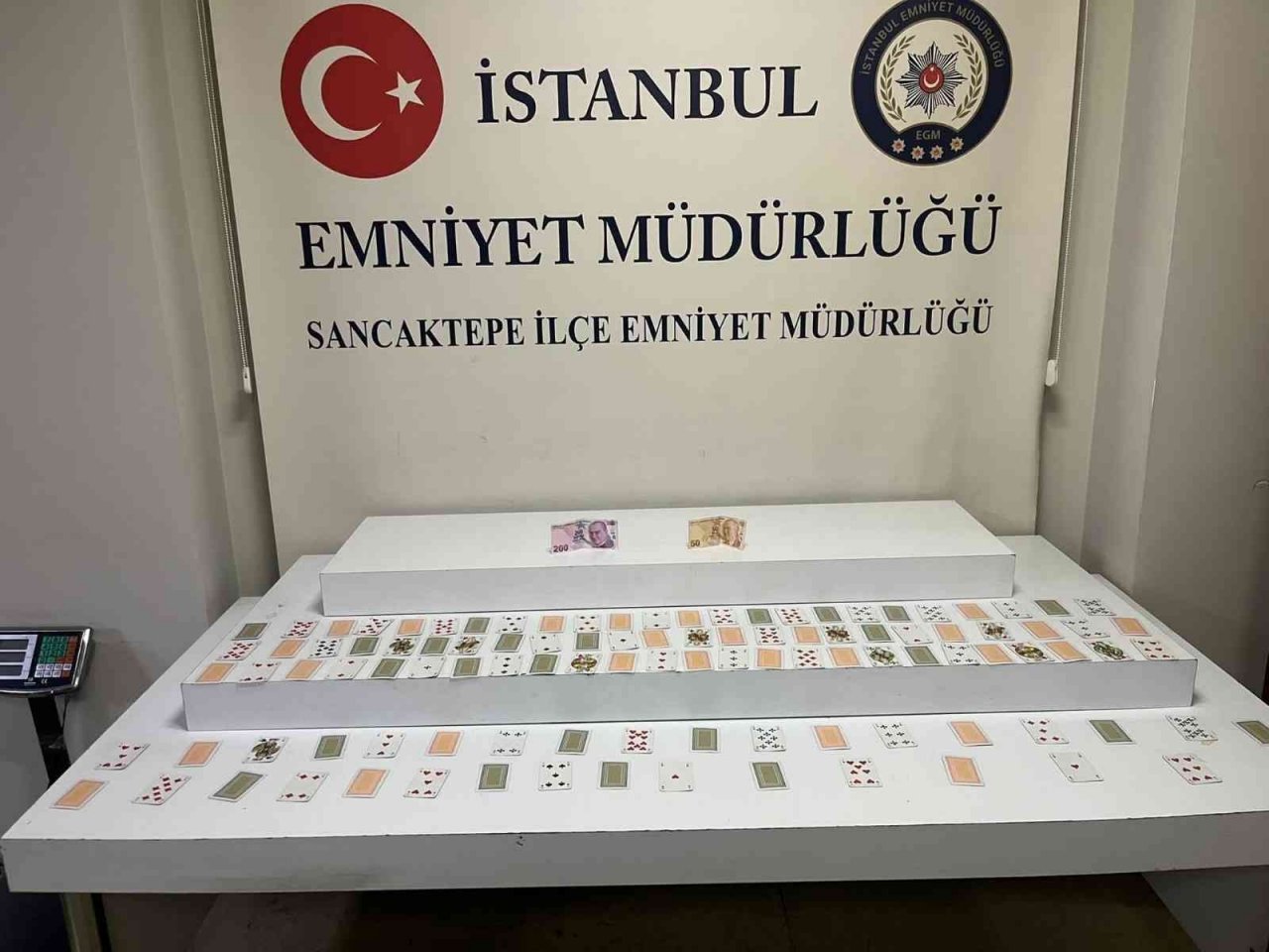 Sancaktepe’de kumar oynatılan iş yerine polis baskını