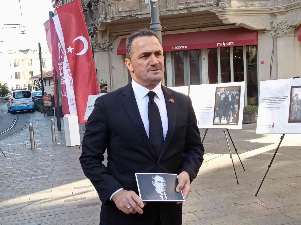 Beyoğlu’nda 10 Kasım’a özel “Atatürk’e Saygı- Dünyanın Gözünden Atatürk” sergisi açıldı