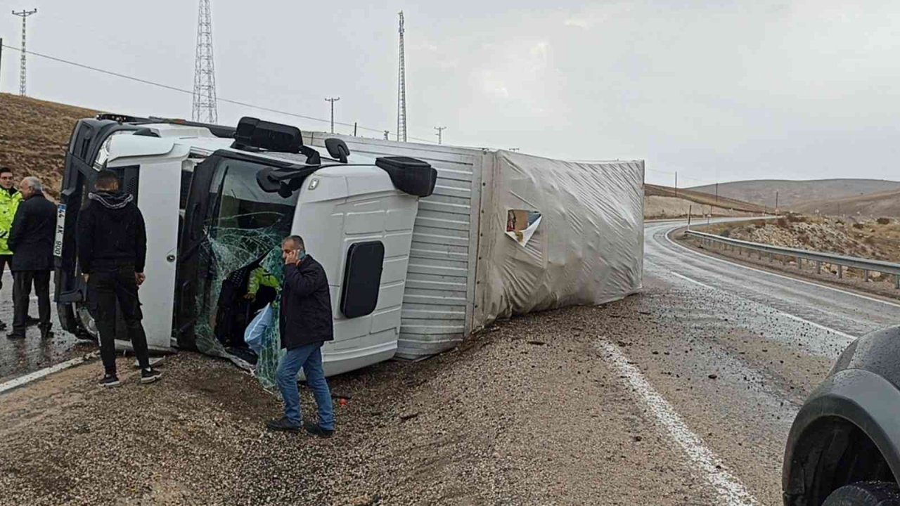 Gürün’de kamyon devrildi: 1 yaralı