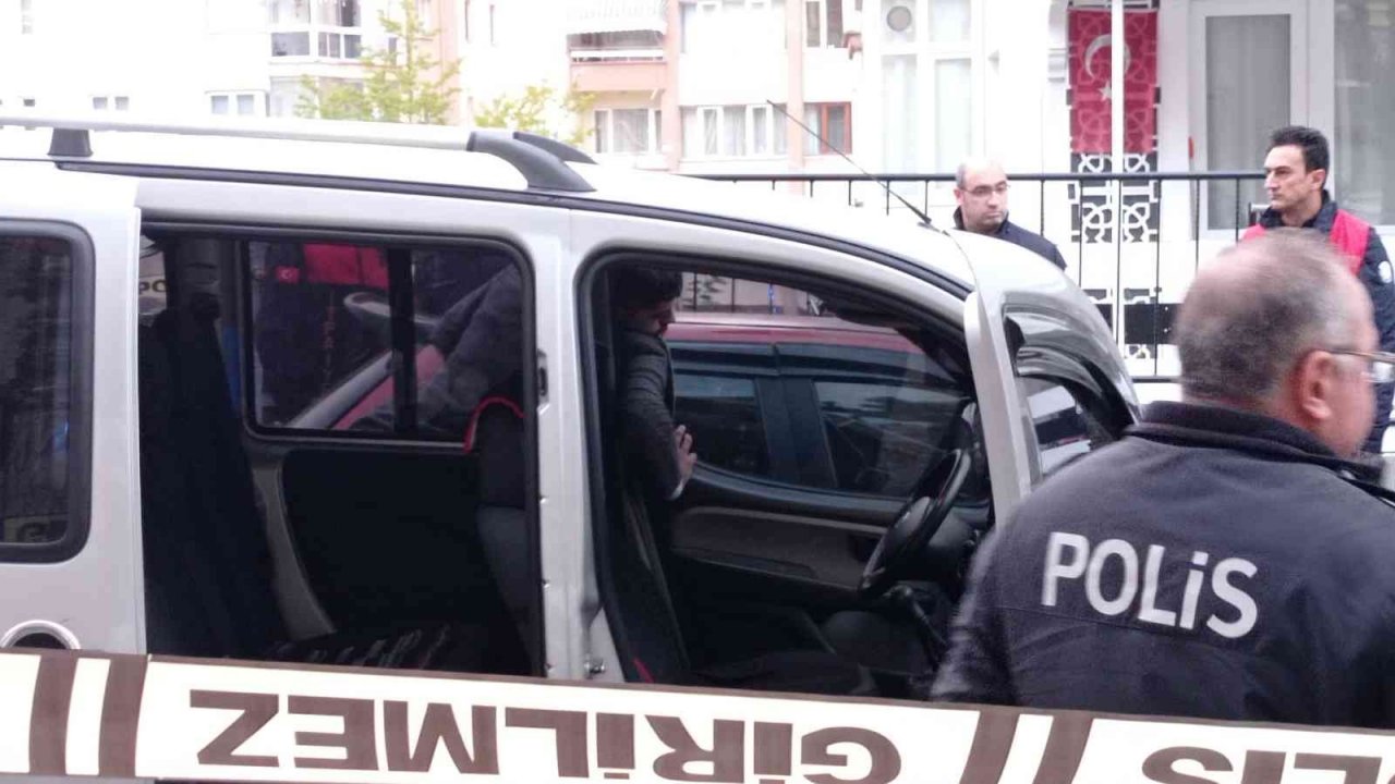 Sivas’ta feci olay: İki otomobilin arasında sıkışarak hayatını kaybetti