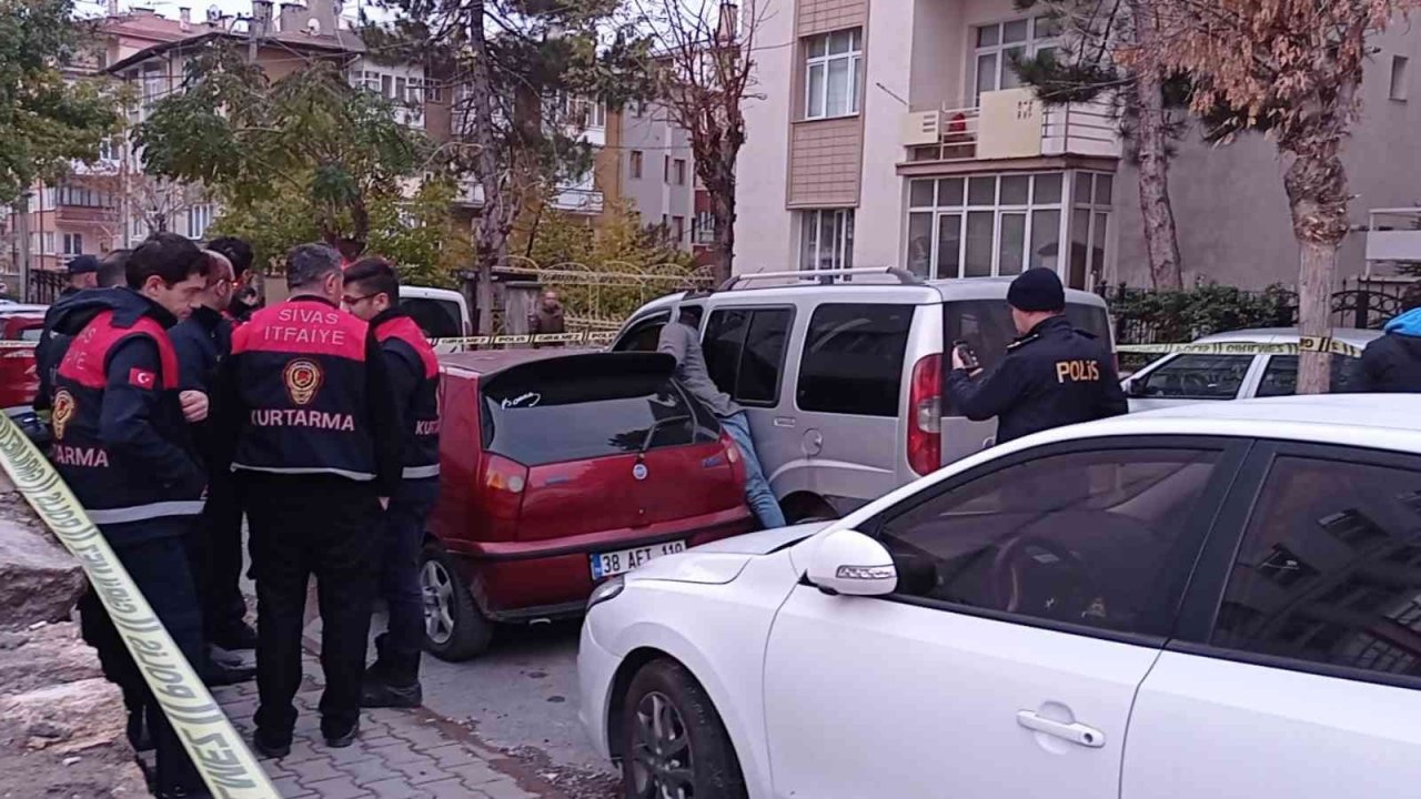 Sivas’ta feci olay: İki otomobilin arasında sıkışarak hayatını kaybetti