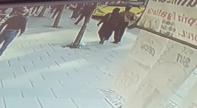 Sultanbeyli’de İETT otobüsüne sandalyeli saldırı: Camları patlattı