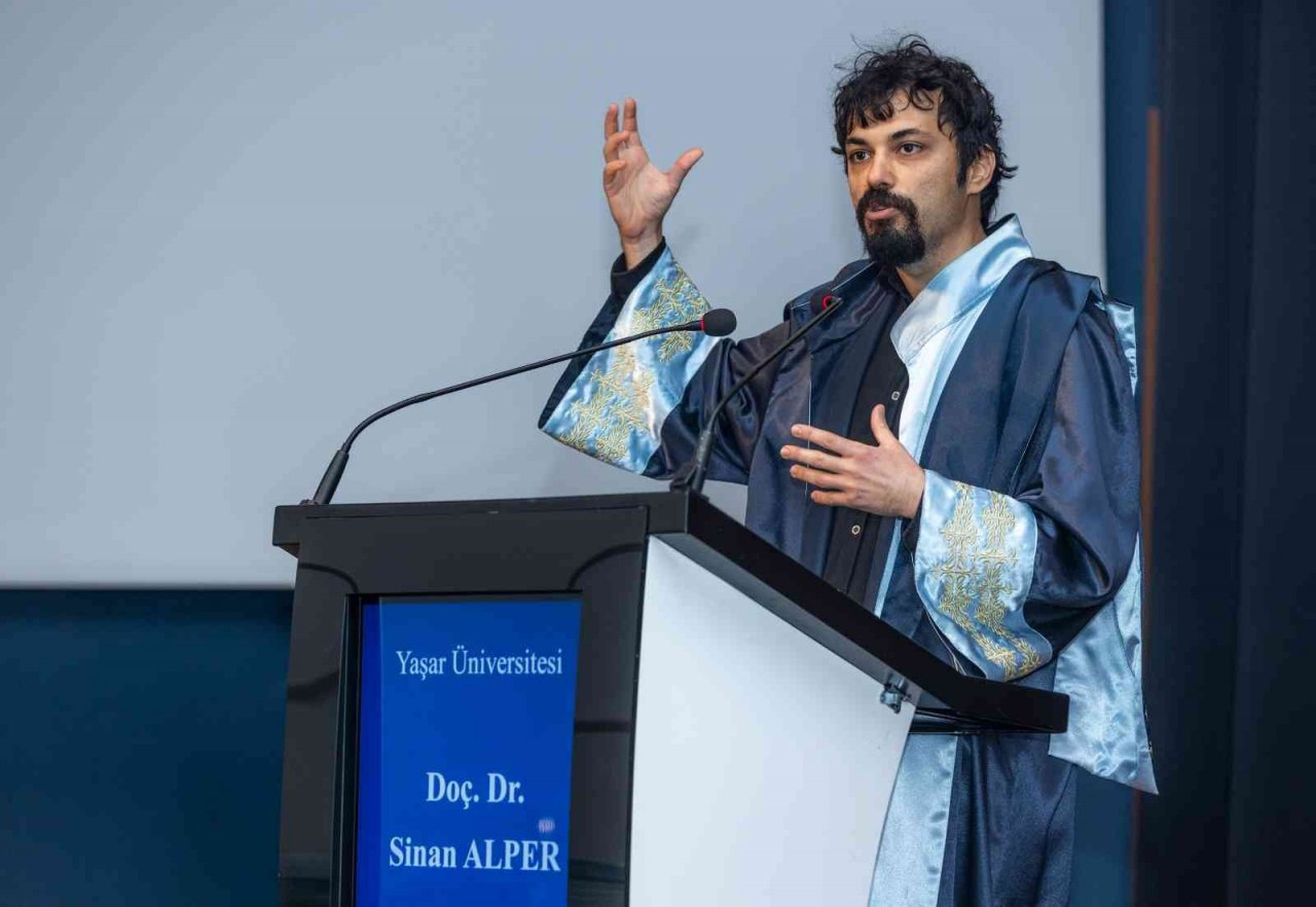 "Atatürk kendi rızasıyla kendi gücünü azaltan bir lider, bu tarihte az karşımıza çıkıyor"