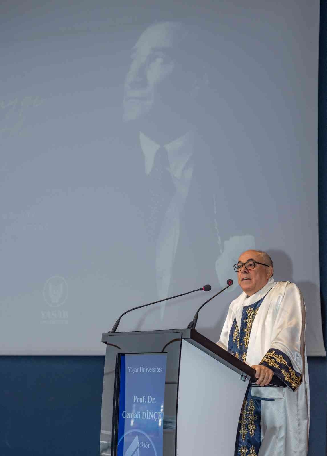 "Atatürk kendi rızasıyla kendi gücünü azaltan bir lider, bu tarihte az karşımıza çıkıyor"