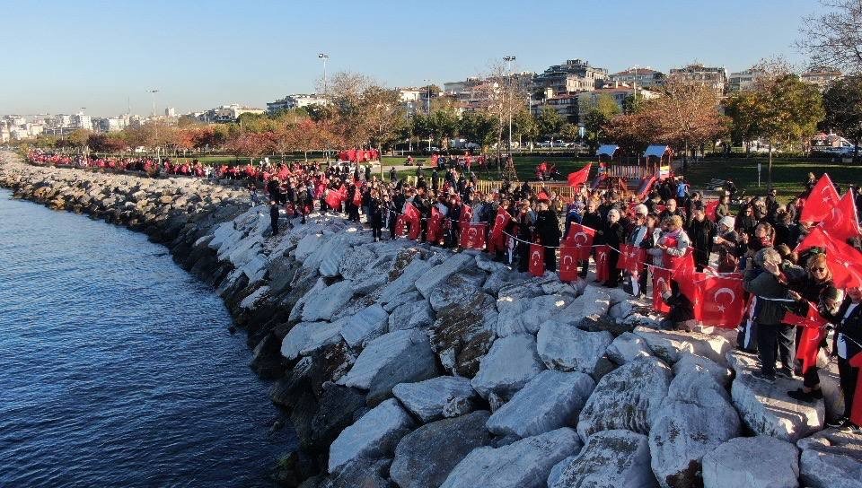 Atatürk, Maltepe’de ’Saygı Zinciri ve Dalışıyla’ anıldı