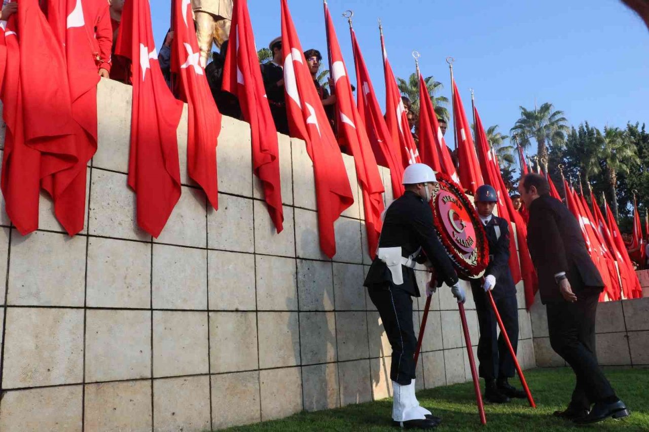Türkiye Cumhuriyeti’nin kurucusu Ulu Önder Mustafa Kemal Atatürk, ölümünün 84’üncü yılında Mersin’de törenle anıldı