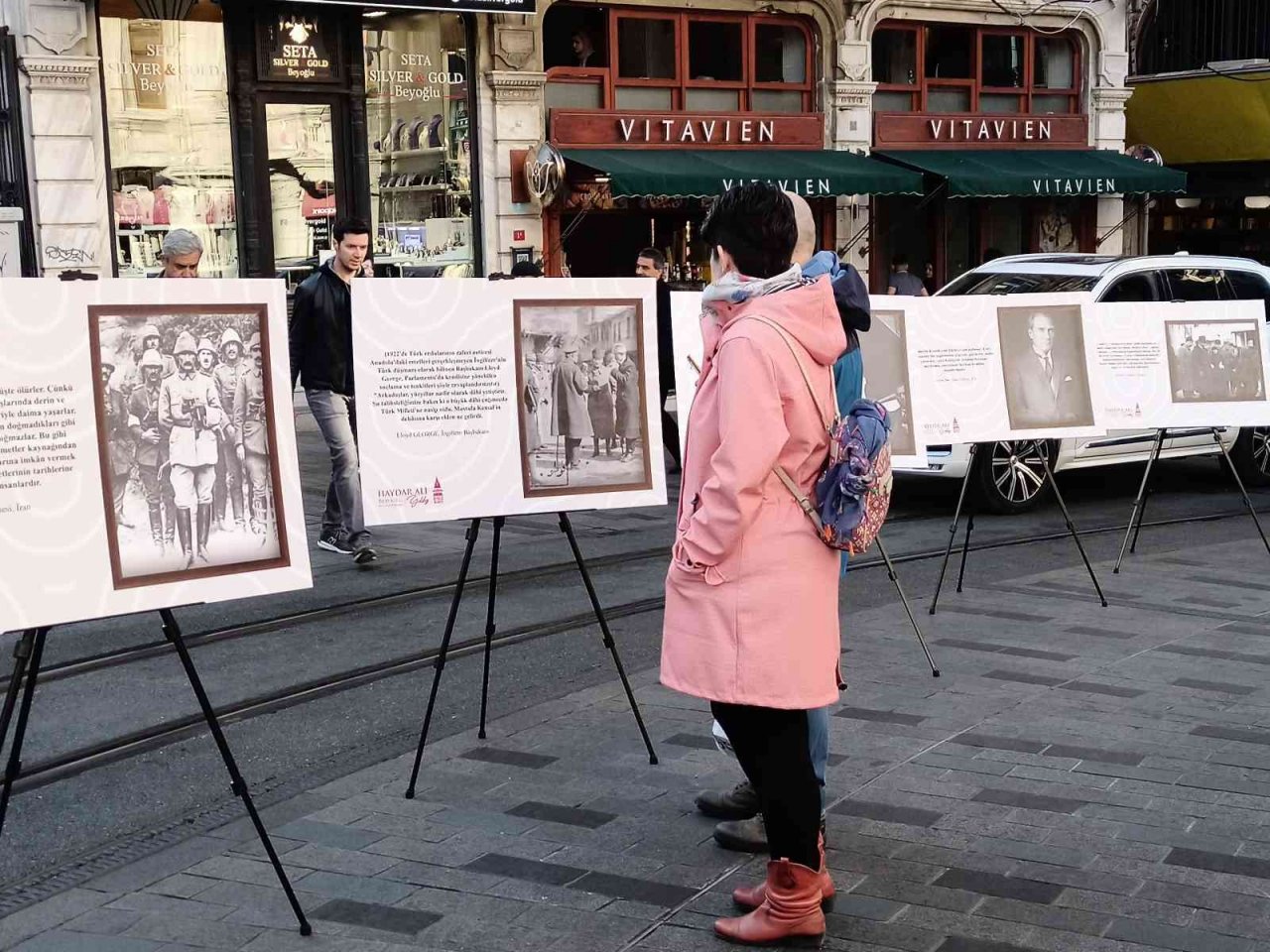 Beyoğlu’nda 10 Kasım’a özel “Atatürk’e Saygı- Dünyanın Gözünden Atatürk” sergisi açıldı