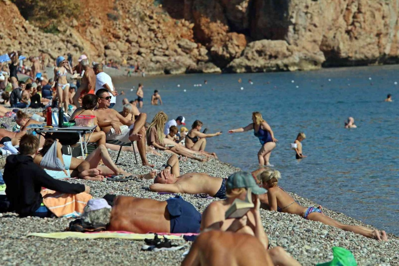 Doğu buz kesmeye başladı, Antalya’da yaz devam ediyor