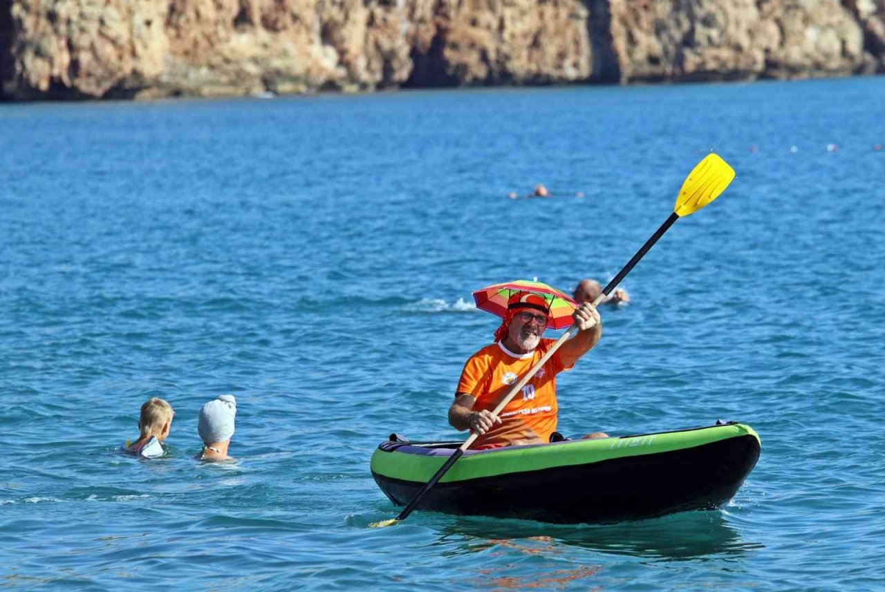 Doğu buz kesmeye başladı, Antalya’da yaz devam ediyor