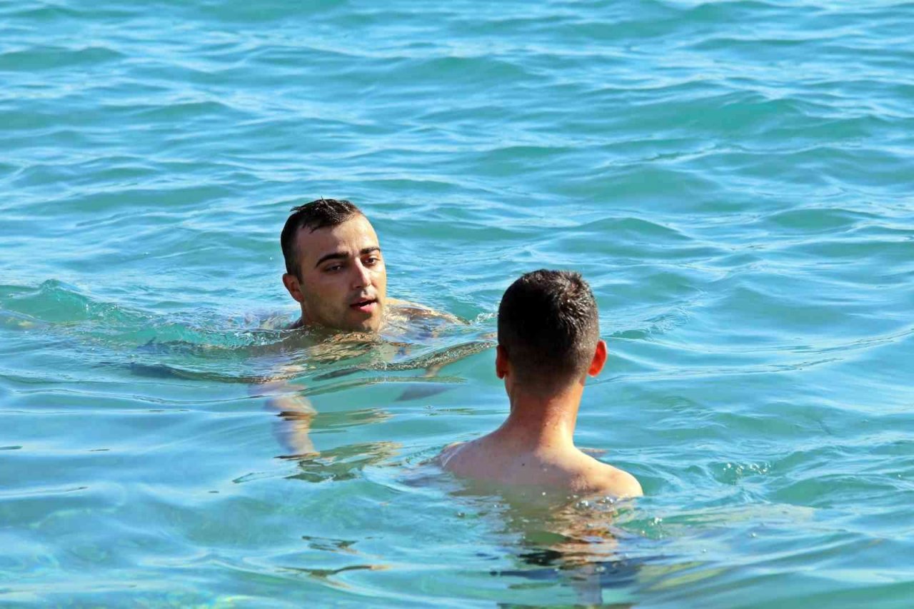 Doğu buz kesmeye başladı, Antalya’da yaz devam ediyor