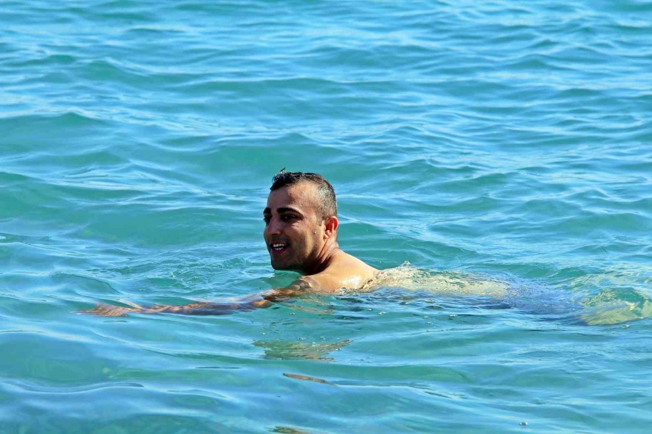 Doğu buz kesmeye başladı, Antalya’da yaz devam ediyor