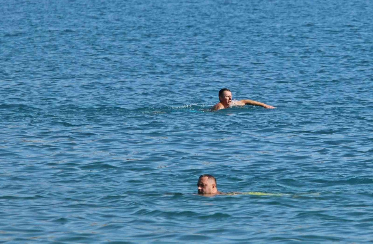 Doğu buz kesmeye başladı, Antalya’da yaz devam ediyor