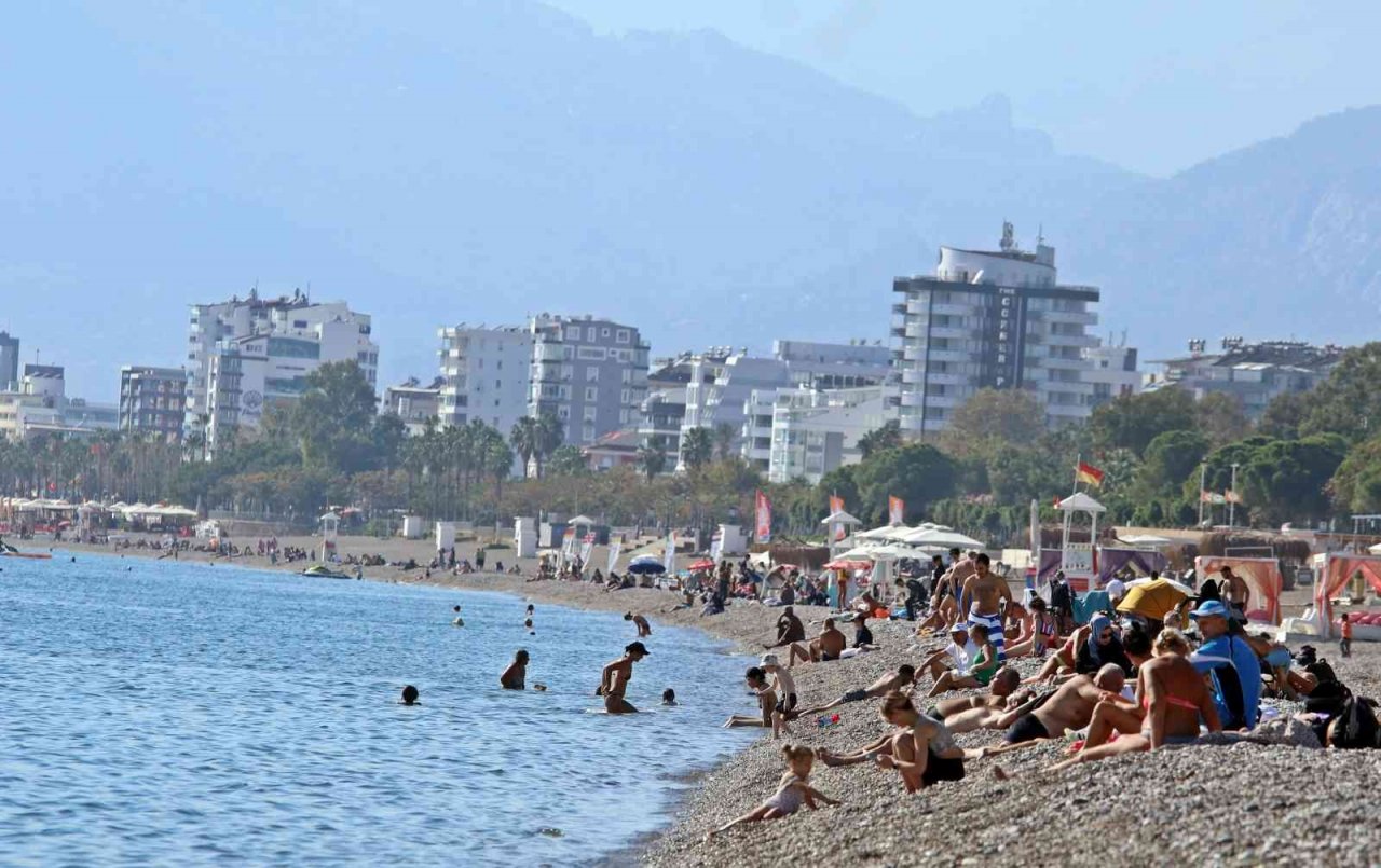 Doğu buz kesmeye başladı, Antalya’da yaz devam ediyor