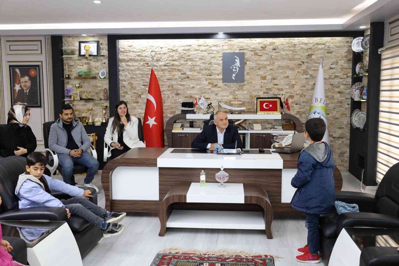 Başkan Öztürk Öğrencilere Belediyeciliği Anlattı