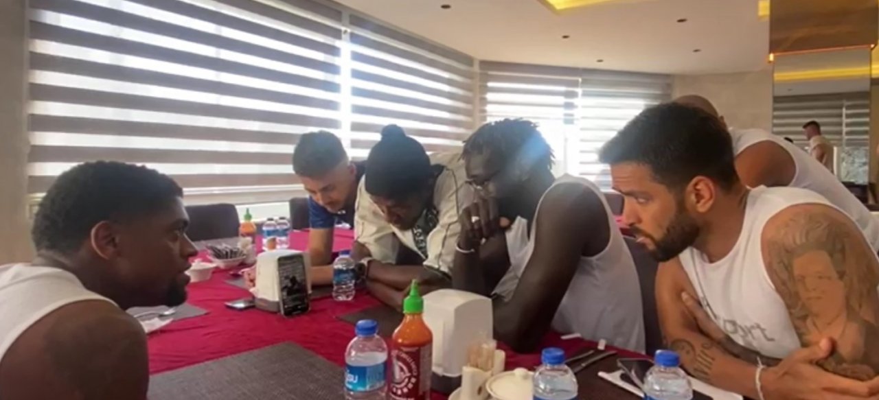 Famara Diedhiou sevincini takım arkadaşlarıyla paylaştı