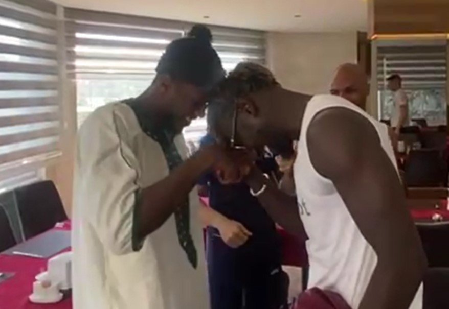 Famara Diedhiou sevincini takım arkadaşlarıyla paylaştı