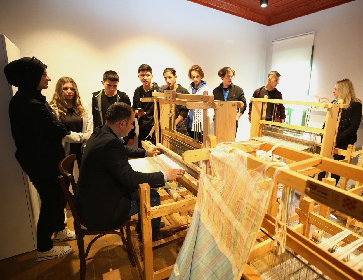 “İpek Mendil” öyküsü eşliğinde ipeğin yolcuğunu öğrendiler