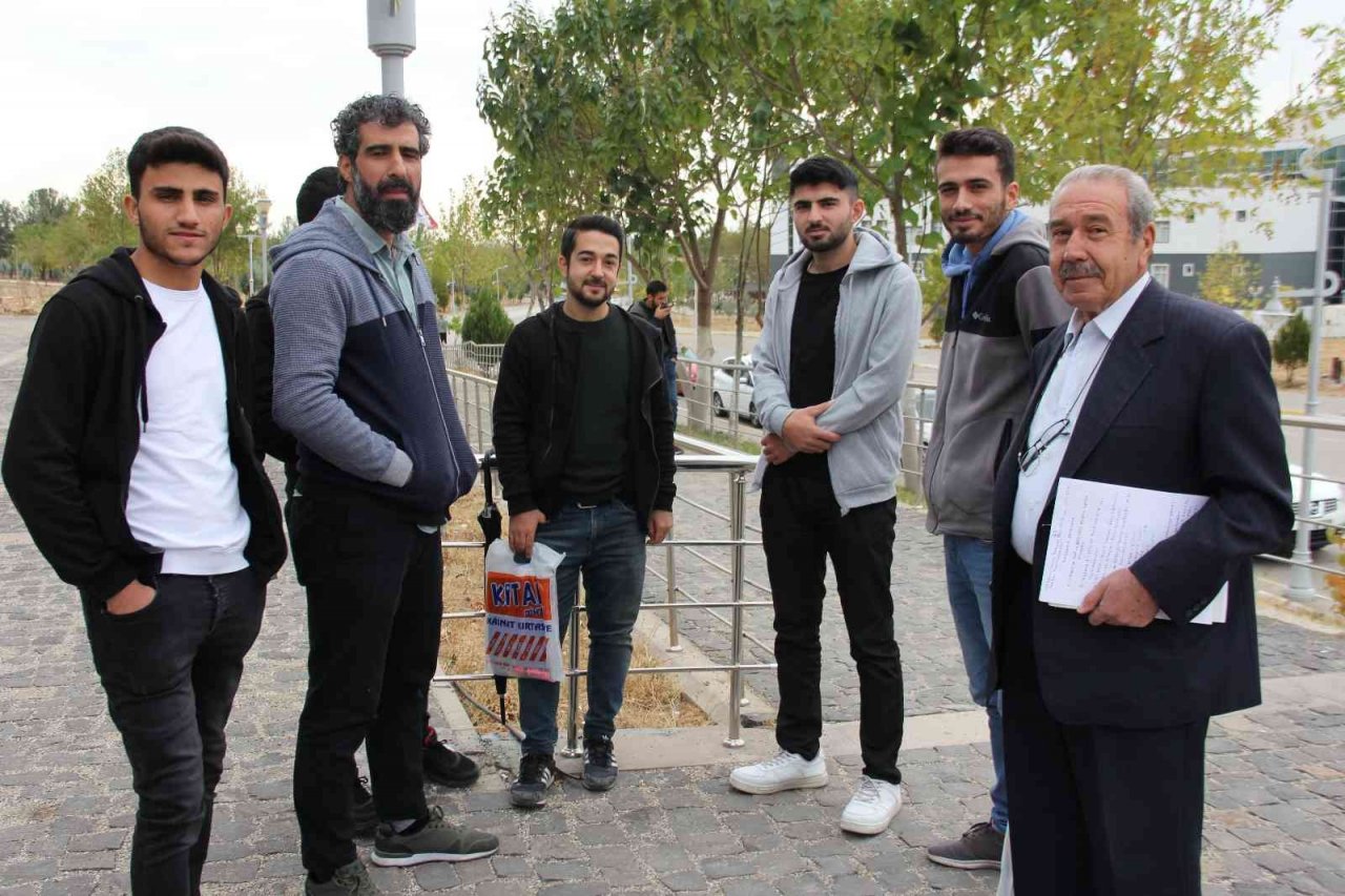 75 yaşında 47 yıllık üniversite hasretini giderdi