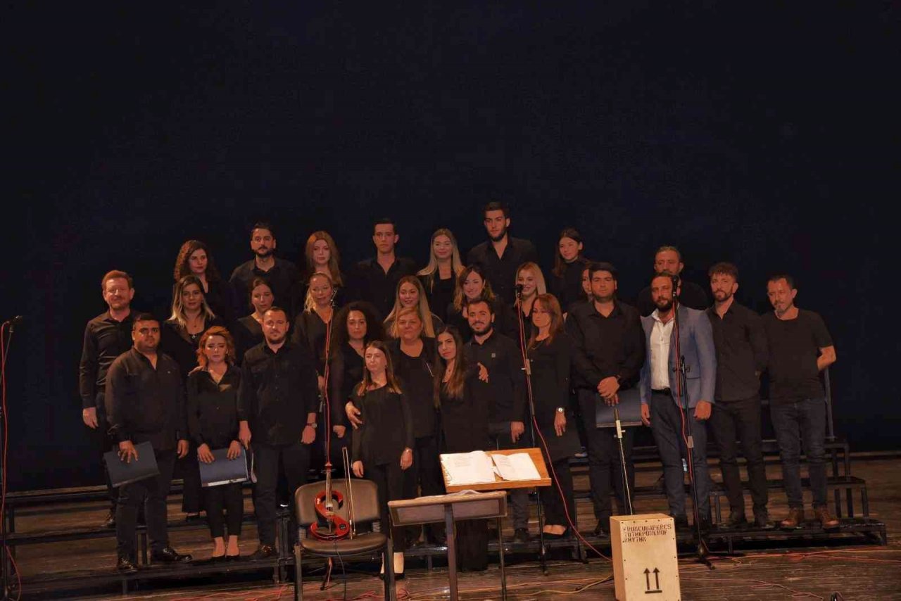 Ceyhanlılar Atatürk’ü sevdiği türkülerle andı