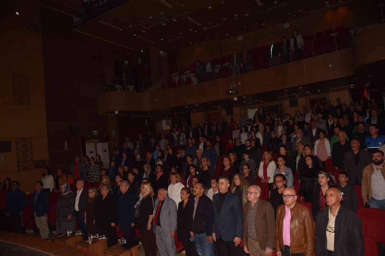 Ceyhanlılar Atatürk’ü sevdiği türkülerle andı