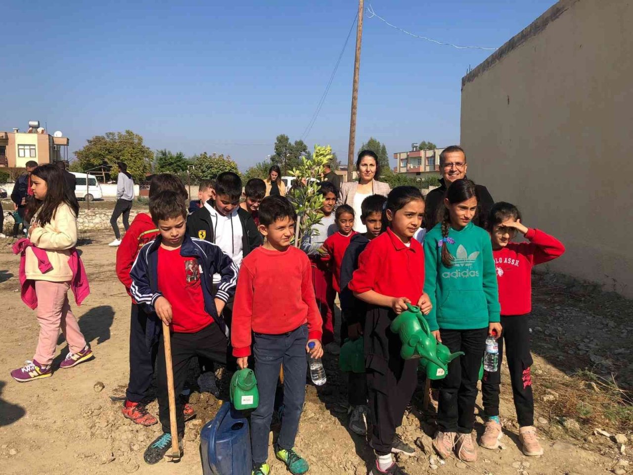 Kozan’da yüzlerce fidan toprakla buluştu