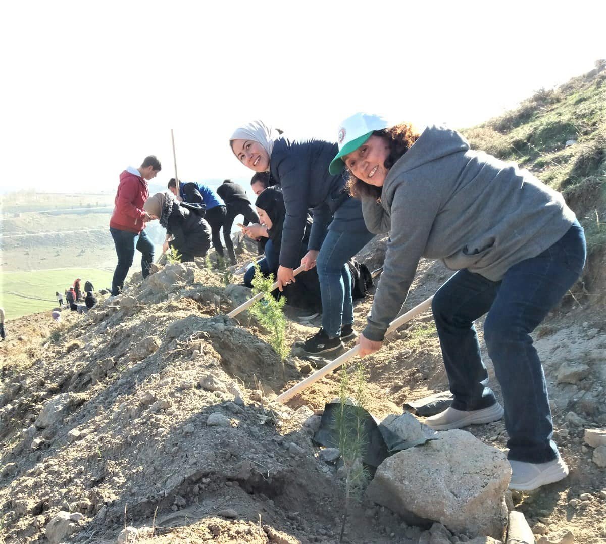 Yüzlerce fidan toprakla buluştu