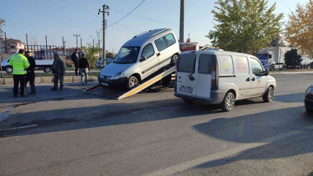 2 aracın çarpıştığı kazada üç kişi yaralandı