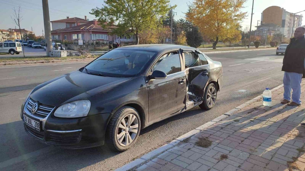 2 aracın çarpıştığı kazada üç kişi yaralandı