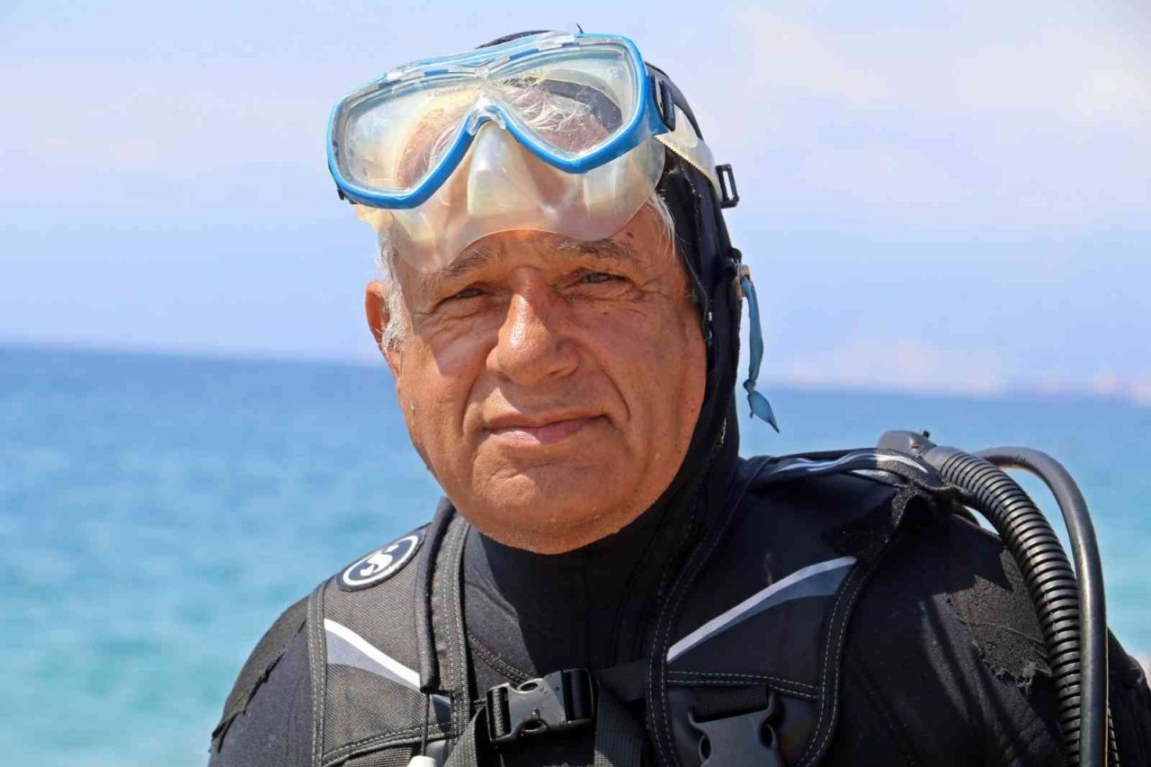 Sualtına dalan profesör keskin dişli müren balığıyla burun buruna geldi