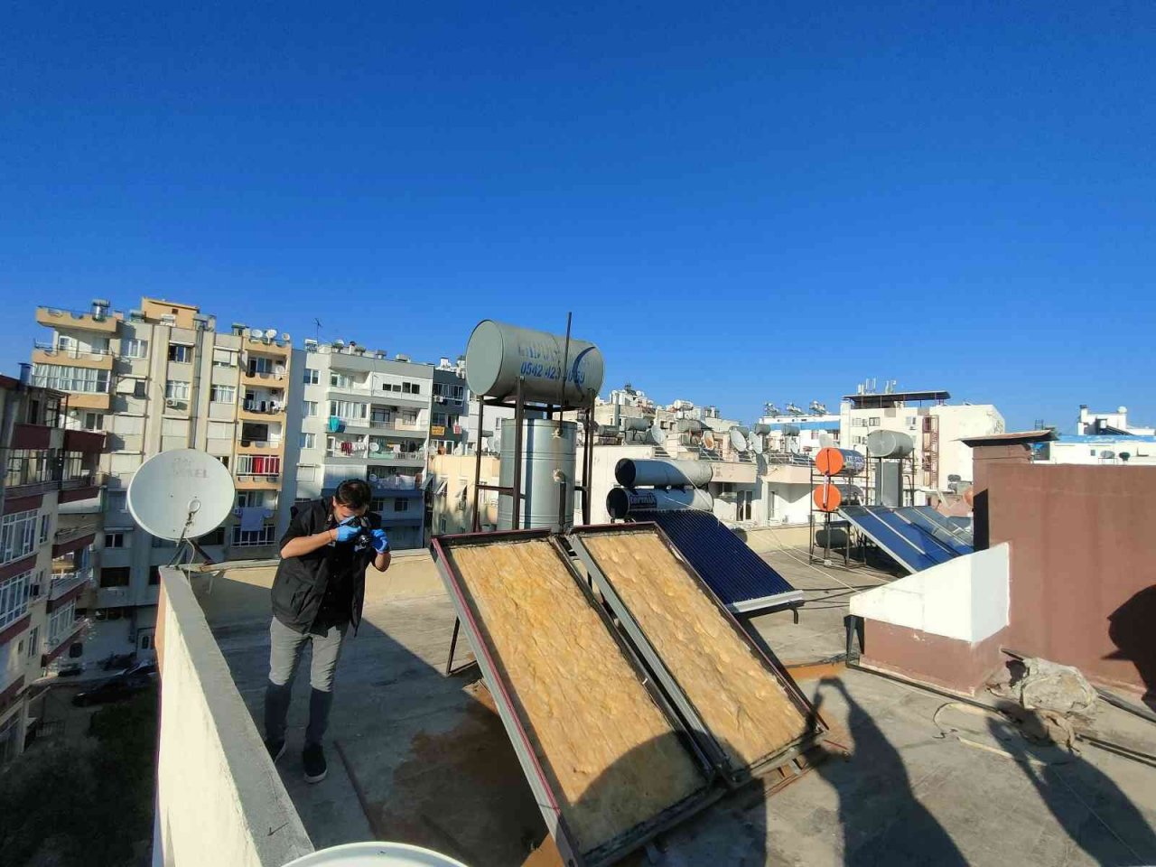 Güneş panellerinin çalındığını musluktan çamurlu su gelince anladı