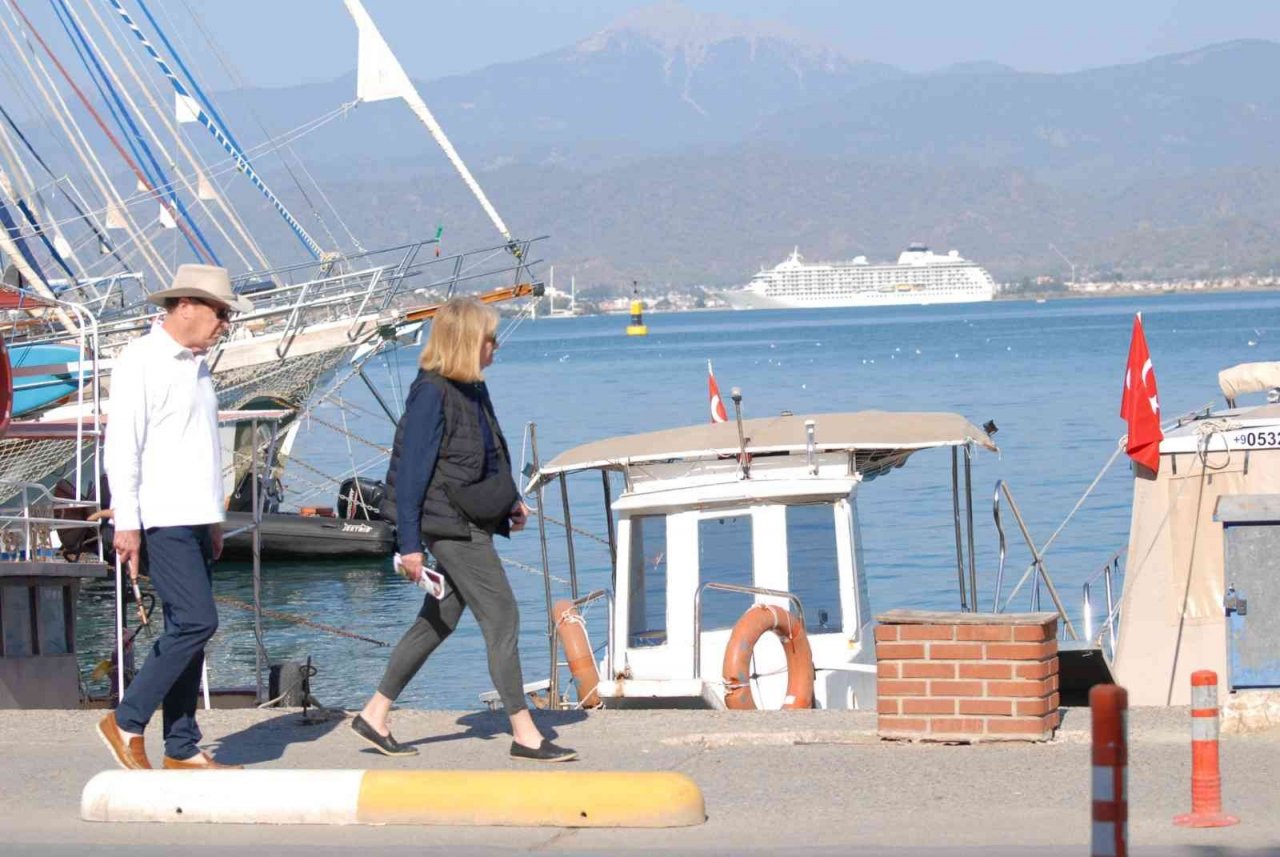 Lüks gemi "The World", 181 yolcusuyla Fethiye’ye geldi