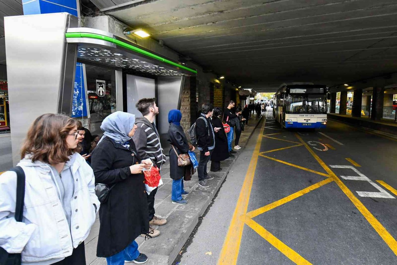Başkent’te modern otobüs duraklarının montajı başladı
