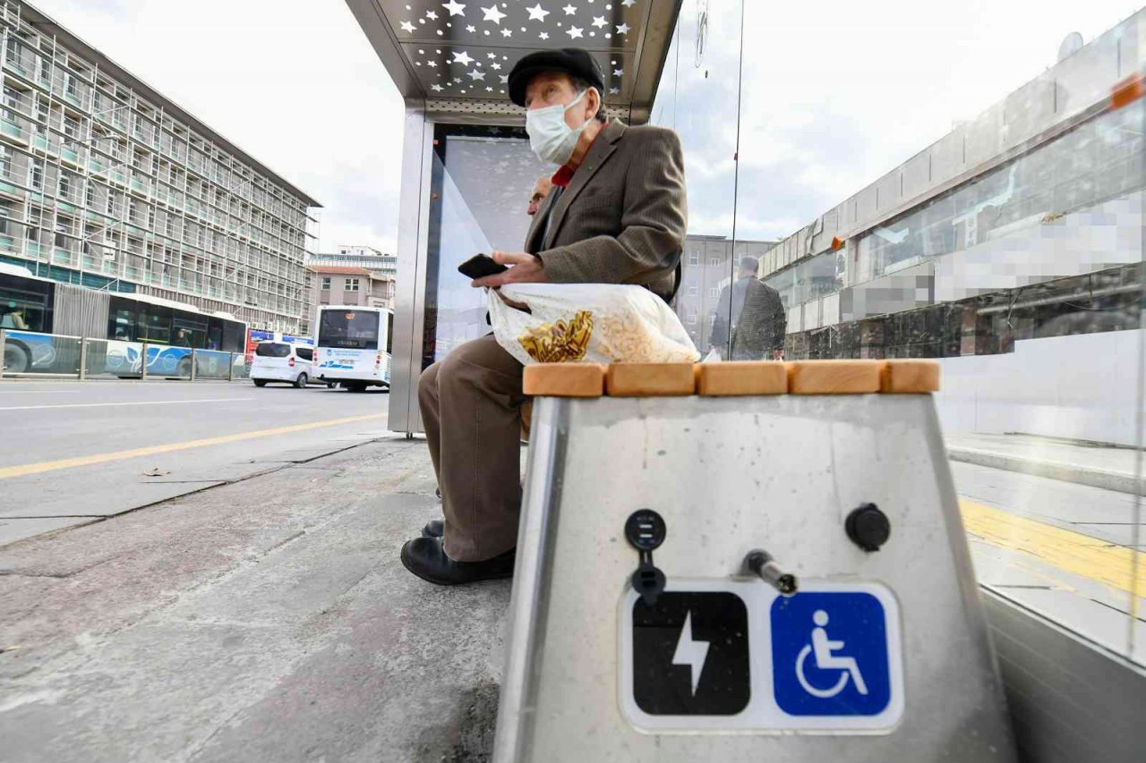 Başkent’te modern otobüs duraklarının montajı başladı