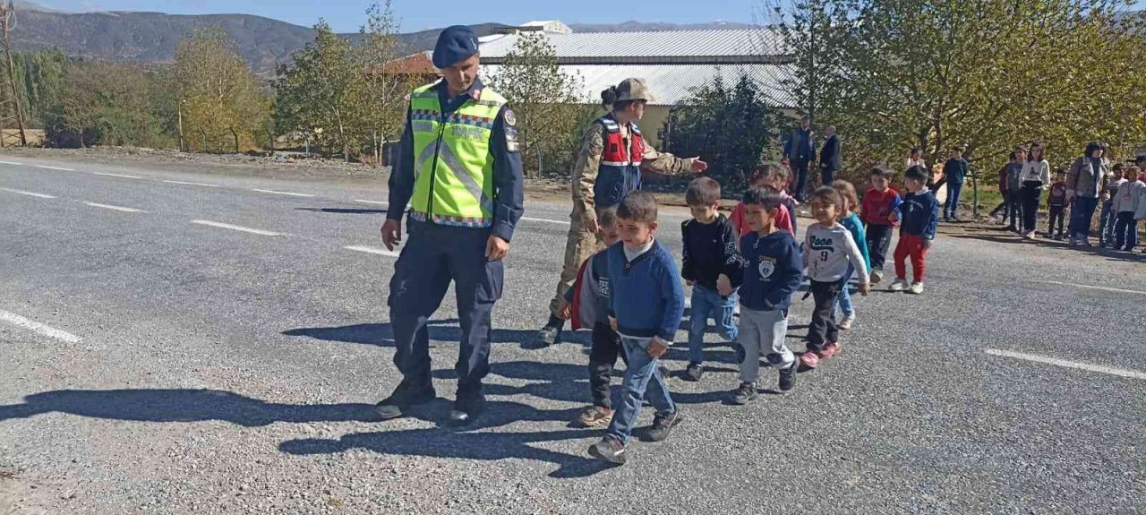 Jandarmanın güvenli trafik için eğitim ve denetimleri devam ediyor