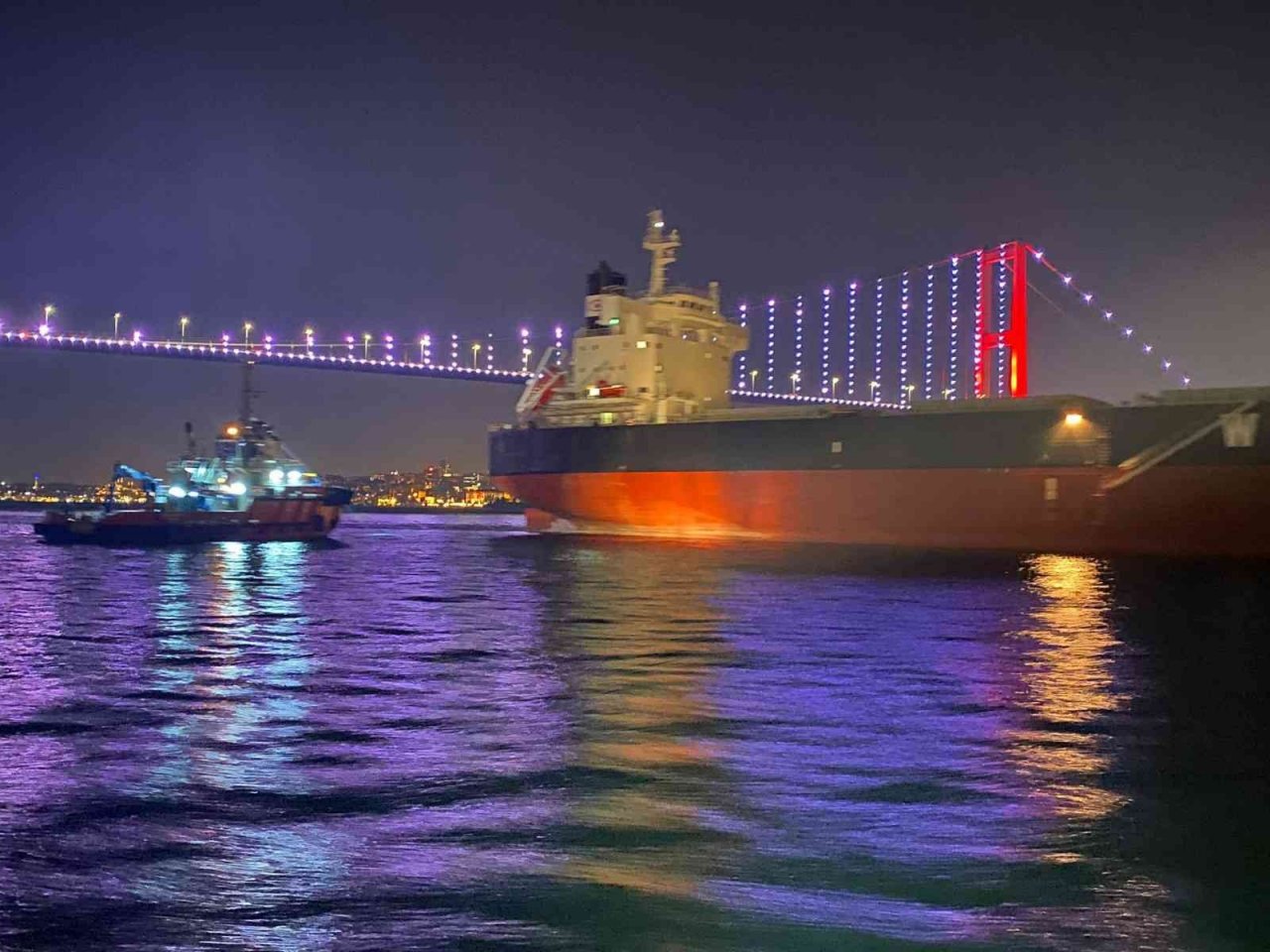 Boğaz’da arızalanan 128 metre boyundaki yük gemisi kurtarıldı